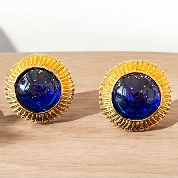 CHANEL Vintage Gripoix Earrings Clip On’s - Picture 2 of 5